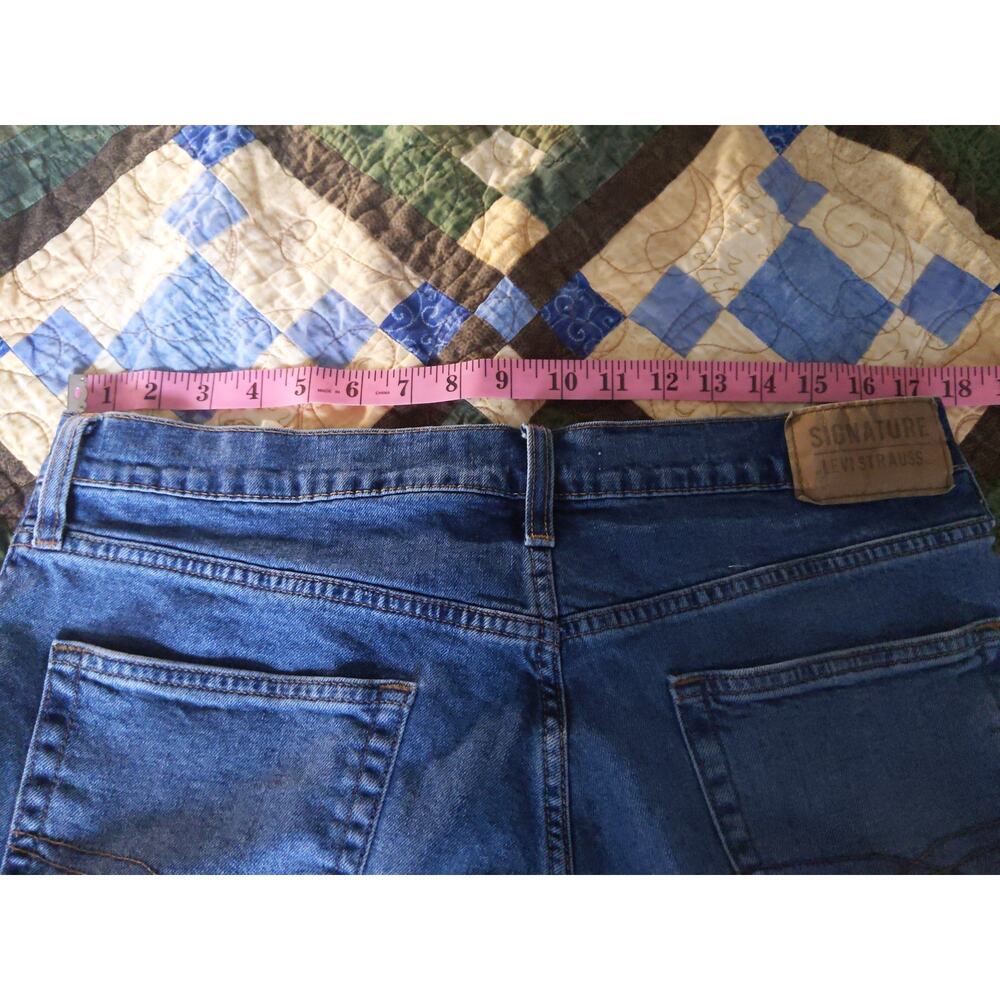 Levi's Signature Women's Size W34 Cut-Off Jean Shorts Medium Wash Denim Raw Hem - Picture 6 of 8